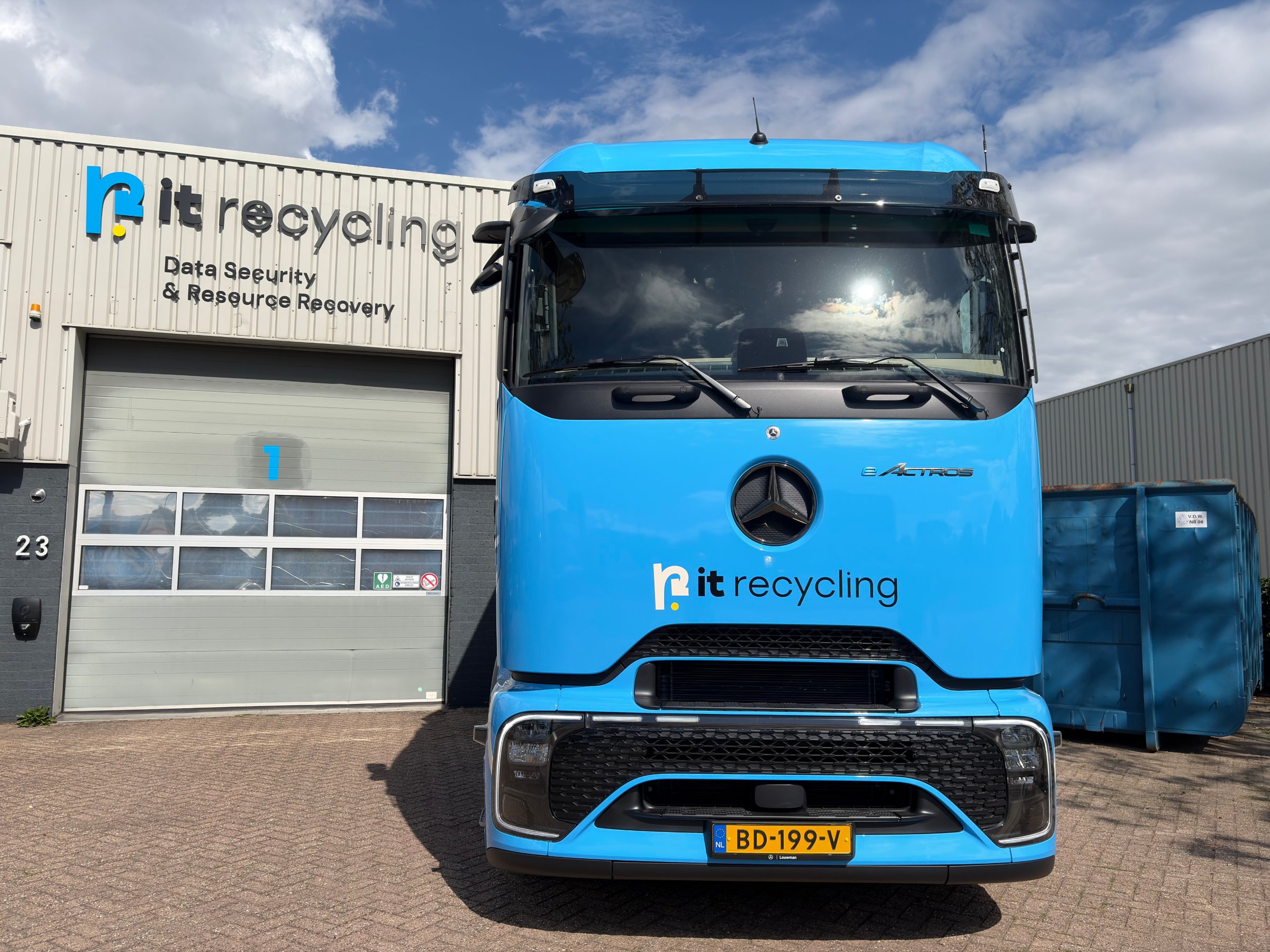 Pand en elektrische truck van IT Recycling in Veghel