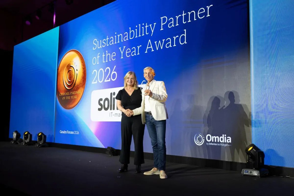 Roy de Vink van Solitee neemt de Sustainability Partner of the Year Award 2026 in ontvangst tijdens Canalys Forums EMEA